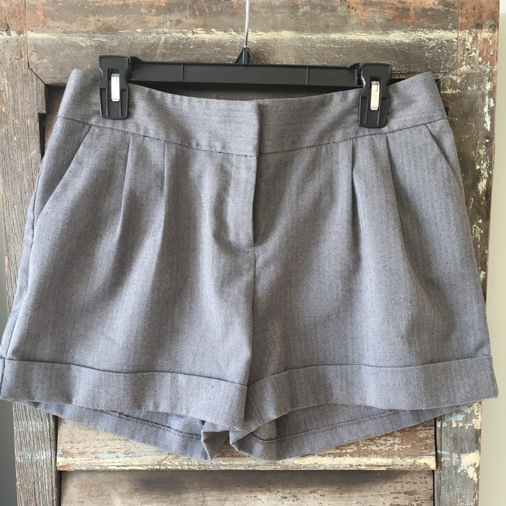 Like new pleated Apostrophe shorts with pockets